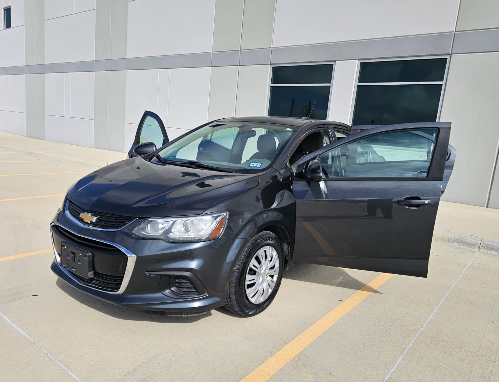 2018 CHEVROLET Sonic photo 2